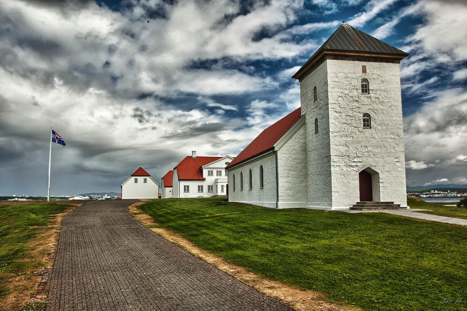 Bessastaðakirkja-panoramio_ Jon Gretarsson.jpg